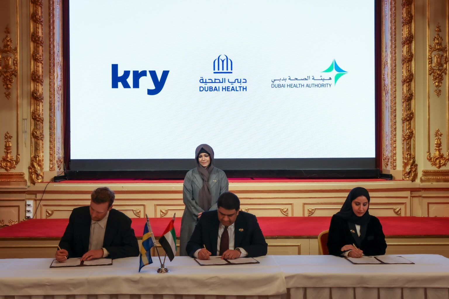 لطيفة بنت محمد تشهد توقيع اتفاقية بين هيئة الصحة في دبي و”دبي الصحية” وشركة “كراي” لطيفة بنت محمد تشهد توقيع اتفاقية بين هيئة الصحة في دبي و"دبي الصحية" وشركة "كراي"