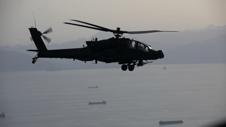 المصدر: حساب U.S. Central Command على إكس نص المنشور طائرات أباتشي AH-64 تحلّق فوق مضيق هرمز أثناء دورية، 17 أبريل. جنود الجيش الأمريكي يطيرون داخل المضيق وفي محيطه لتوفير حضور مرئي دعمًا لحرية الملاحة. AH-64 Apaches fly above the Strait of Hormuz during a patrol, April 17. U.S. Army Soldiers are flying in and around the strait providing a visible presence in support of freedom of navigation. https://x.com/CENTCOM/status/2045468301799645569?s=20