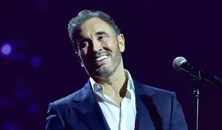 خلال حفله في أبوظبي .. من هو الطبيب الذي دعاه كاظم الساهر للجلوس بجانبه على المسرح ؟ خلال حفله في أبوظبي .. من هو الطبيب الذي دعاه كاظم الساهر للجلوس بجانبه على المسرح ؟