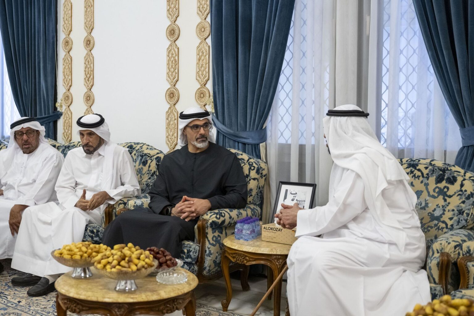 خالد بن محمد بن زايد يُقدِّم واجب العزاء في وفاة فاطمة هلال راشد المزروعي خالد بن محمد بن زايد يُقدِّم واجب العزاء في وفاة فاطمة هلال راشد المزروعي