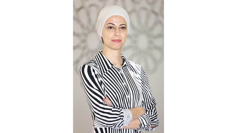سوسن أكدت أنها تعودت منذ الطفولة على صحبة المسنين واستمتاعها بالحديث إليهم. تصوير: إبراهيم صادق