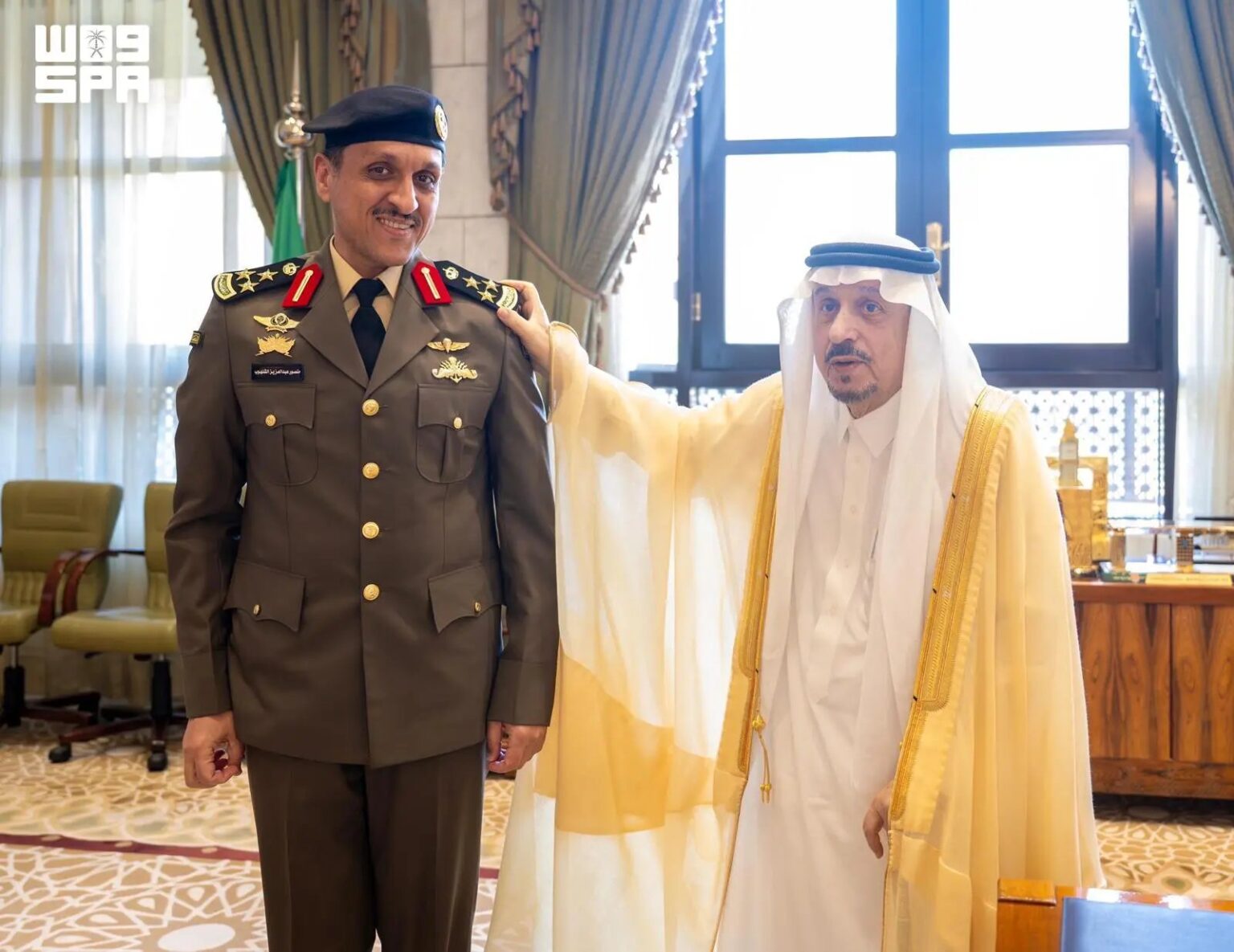 أمير الرياض يقلّد قائد ومساعد قائد القوة الخاصة بأمن قصر الحكم رتبة عميد