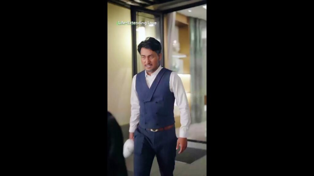 😏 ظنّوا أنها فريسة سهلة... فخرجوا وهم يتمنّون لو لم يقتربوا منها 🔥 #verticaldrama #shortdrama