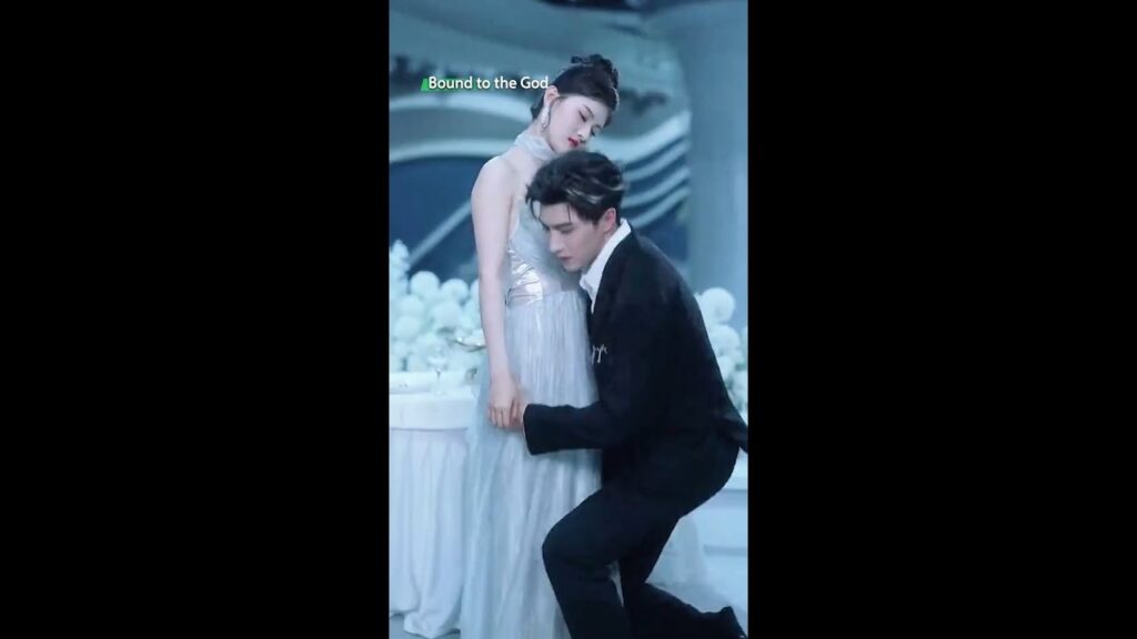 👀 لم يهتم بنظرات الجميع... كل ما رآه هو هي ❤️ #verticaldrama #shortdrama #mustwatch#MicroDrama