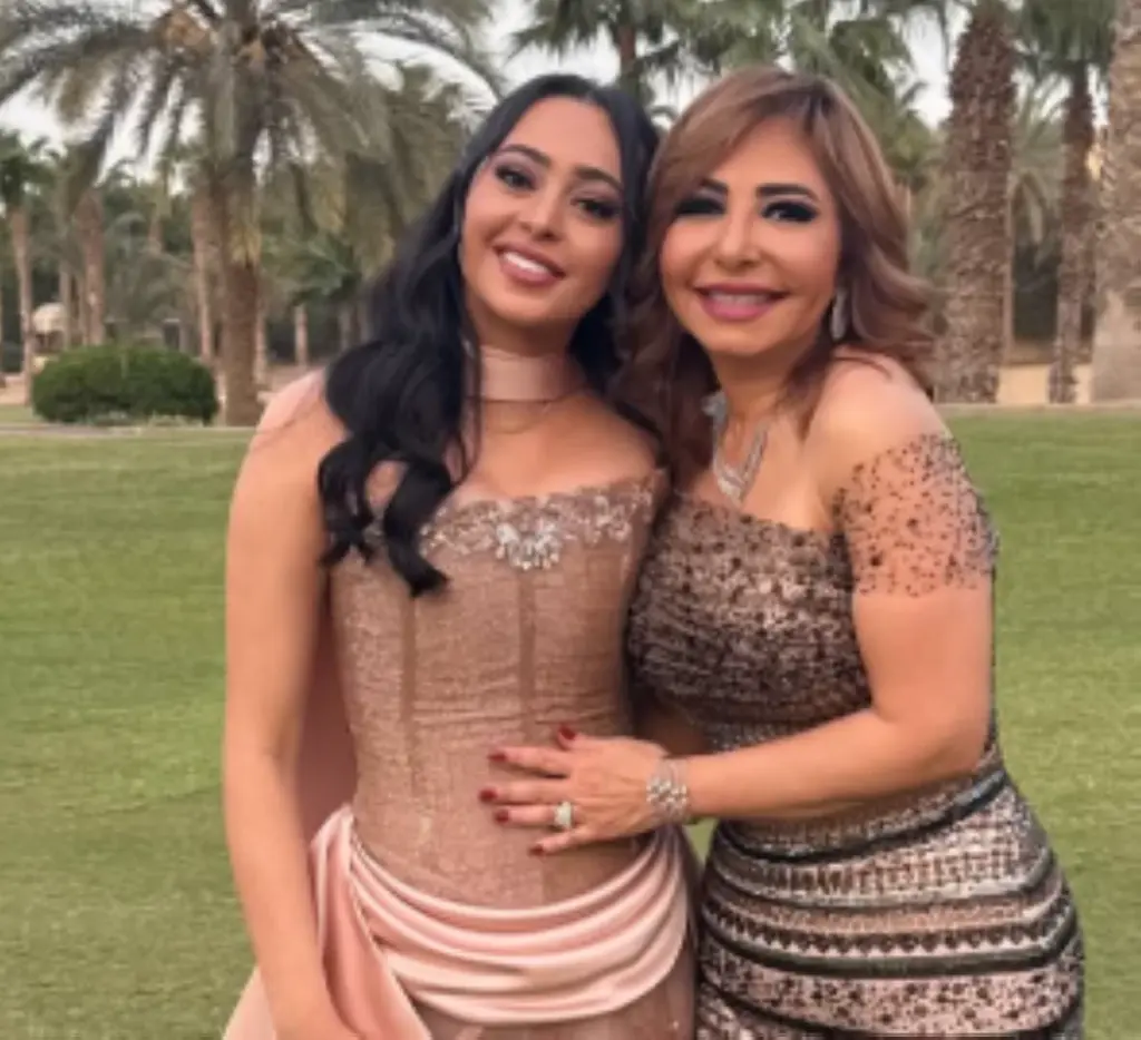 لميس الحديدى تهنئ خطيبة نجلها بعيد ميلادها: «ابنى جاب لى بنوتة حلوة حبيتها وبقت صاحبتي» لميس الحديدى وخطيبة نجلها