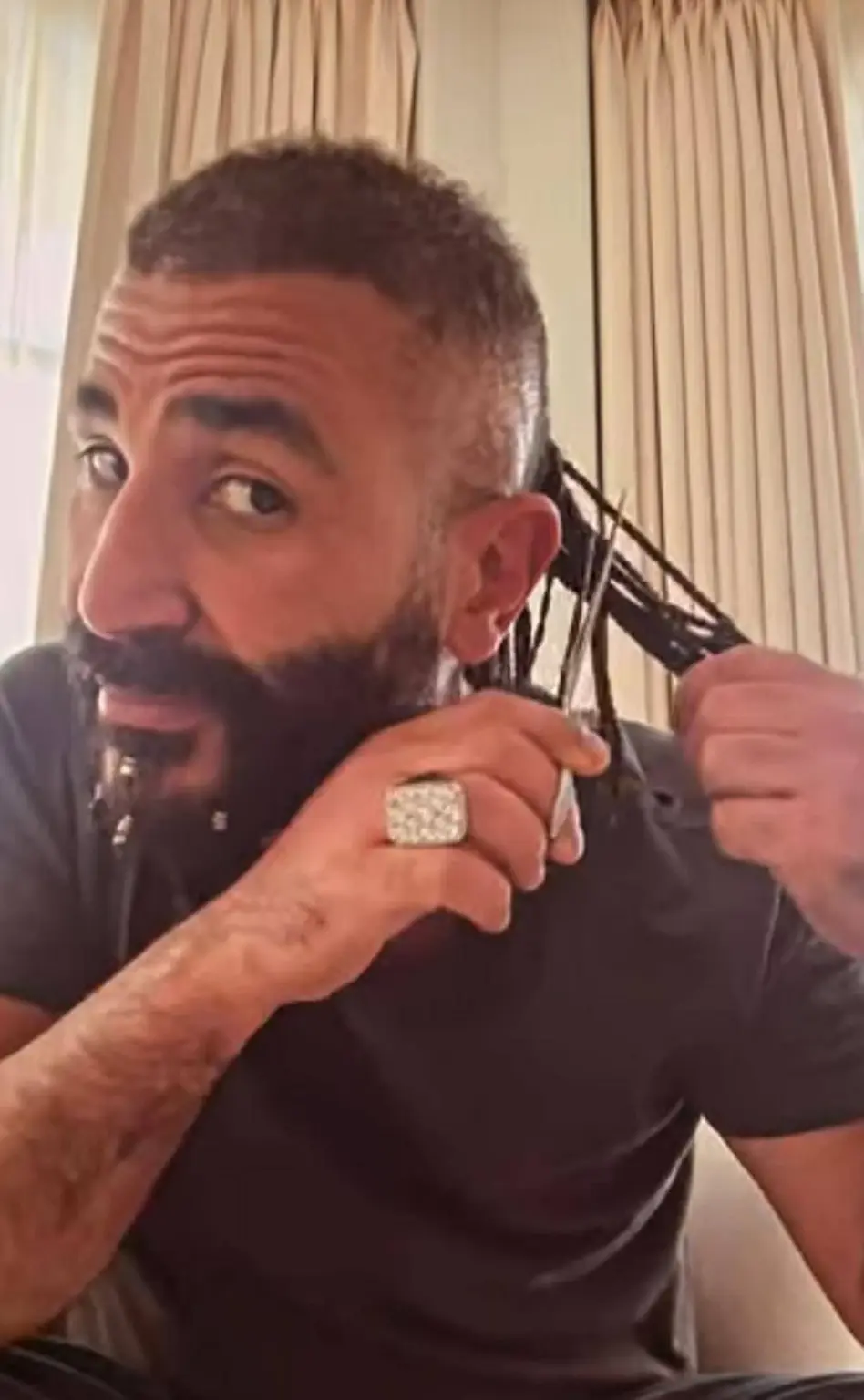 «تُبت عن أى حاجة غريبة».. أحمد سعد يفاجئ جمهوره بقص شعره وذقنه (فيديو) أحمد سعد