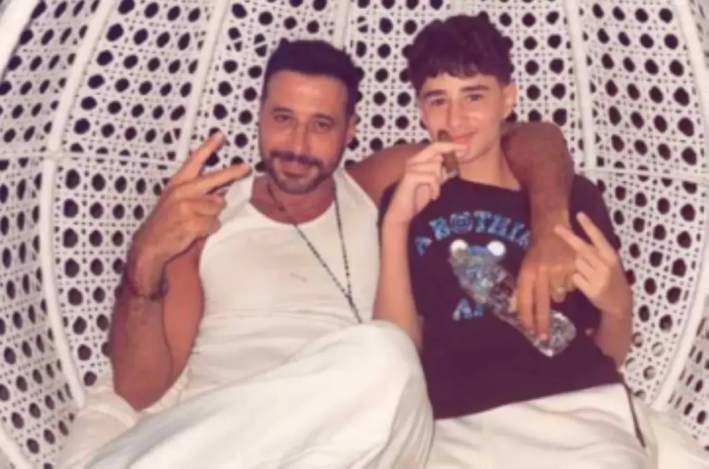 أول ظهور لـ أحمد السعدني بعد الزواج.. صورة مع ابنه ياسين تخطف الأنظار احمد السعدنى وابنه