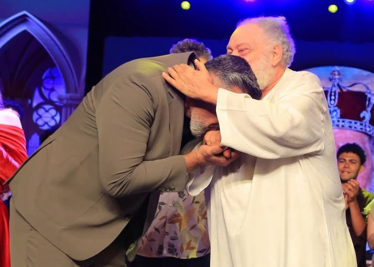 ياسر جلال يقبّل يد يحيى الفخراني بعد «الملك لير» - صورة 1