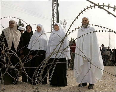 حجاج فلسطينيون من قطاع غزة يحتجون مطالبين مصر بتسهيل سفرهم إلى السعودية لأداء فريضة الحج عام 2007