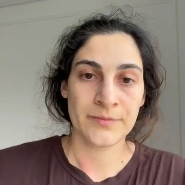 لقطة مقرّبة لزينب جوادلي، ذات الشعر الداكن، وهي ترتدي قميصاً بنياً.