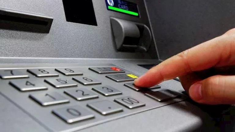 شكاوى نقص السيولة في ماكينات الـ"ATM".. والبنوك تؤكد توافر النقدية