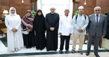 شيخ الأزهر يوجه بتحمل نفقات سفر وإقامة أسرة طالب تايلاندي ويستقبلهم بمصر شيخ الأزهر يوجه بتحمل نفقات سفر وإقامة أسرة طالب تايلاندي ويستقبلهم بمصر