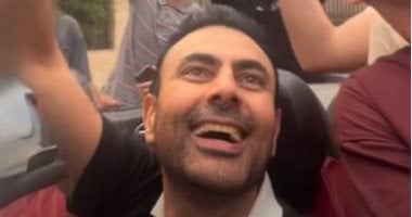 محمد كريم يحتفل بفوز منتخب مصر أمام نيوزيلندا فى الشوارع على أنغام سطلانة محمد كريم يحتفل بفوز منتخب مصر أمام نيوزيلندا فى الشوارع على أنغام سطلانة