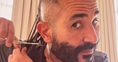 أحمد سعد يحلق شعره على الهواء: توبت ومش هعمل أي حاجة غريبة تانى (فيديو) أحمد سعد يحلق شعره على الهواء: توبت ومش هعمل أي حاجة غريبة تانى (فيديو)