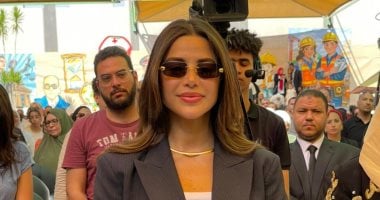 يارا السكري تخطف الأنظار بإطلالة كلاسيكية راقية خلال تكريمها.. صور