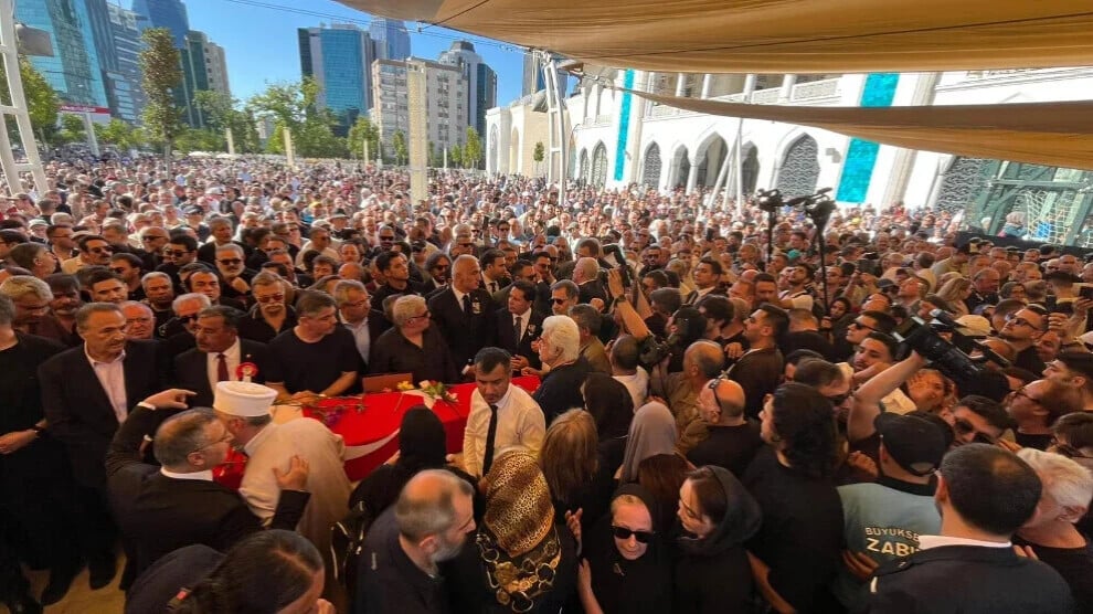 تشييع جثمان الفنان قدير إينانير إلى مثواه الأخير في مقبرة أولوس