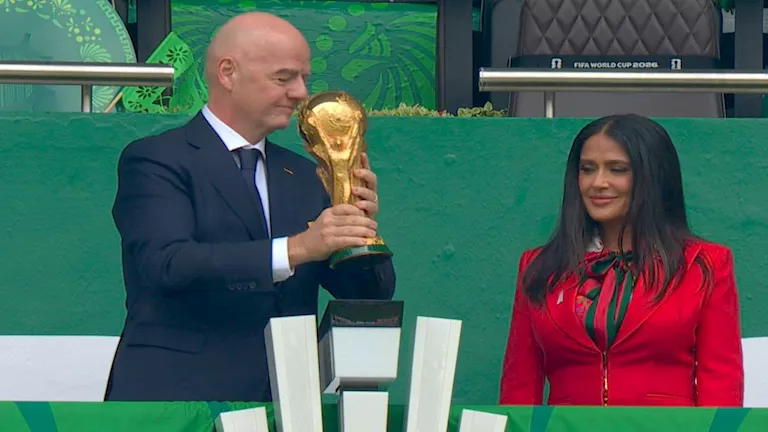 بعد ظهور سلمى حايك بحفل كأس العالم.. وصلة كوميدية بين هنيدي وأحمد عيد بعد ظهور سلمى حايك بحفل كأس العالم.. وصلة كوميدية بين هنيدي وأحمد عيد