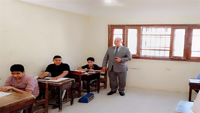 مدير تعليم الفيوم أثناء تفقد امتحانات الشهادة الإعدادية 2026