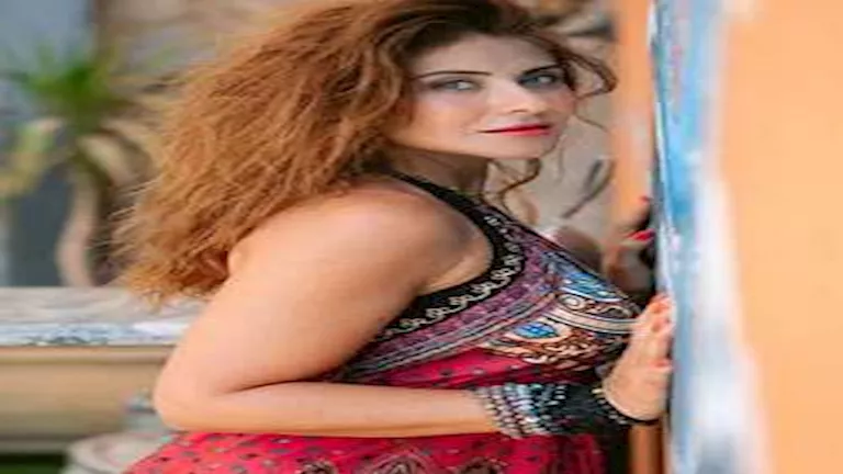 نجمات يخطفن الأنظار على البحر بإطلالات جريئة