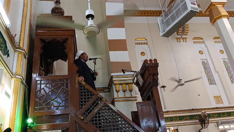 محافظ الأقصر يؤدي صلاة الجمعة بمسجد أحمد سيدي أحمد النجم ويستمع لمطالب المواطنين عقب الصلاة