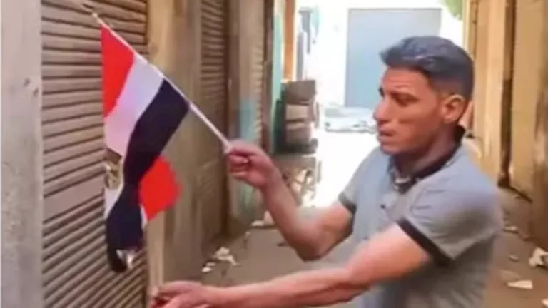 تفاصيل فيديو لشاب يحرق علم مصر في الشارع.. الأمن يفحص الواقعة تفاصيل فيديو لشاب يحرق علم مصر في الشارع.. الأمن يفحص الواقعة