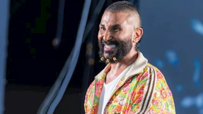 أحمد سعد يكشف أسباب وضع "توكه" في الذقن.. فيديو