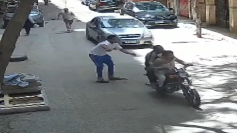 كواليس أسبوعين من المطاردة للإيقاع بلصين سرقا ربع مليون من شخص بفيصل كواليس أسبوعين من المطاردة للإيقاع بلصين سرقا ربع مليون من شخص بفيصل