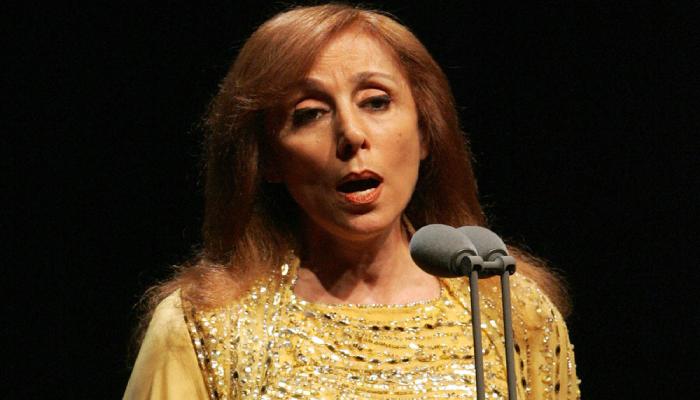 سر ظهور فيروز في شوارع باريس.. فيديو متداول يكشف الحقيقة ظهور شبيهة فيروز قرب برج إيفل
