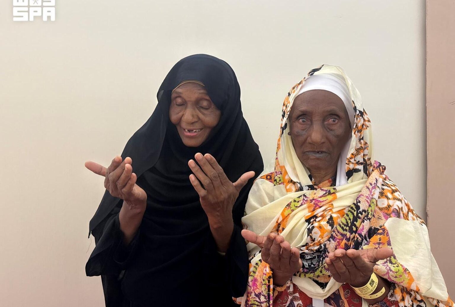 قصة بر تهز المشاعر.. سودانية سبعينية ترافق والدتها التسعينية في الحج | منوعات قصة بر تهز المشاعر.. سودانية سبعينية ترافق والدتها التسعينية في الحج | منوعات