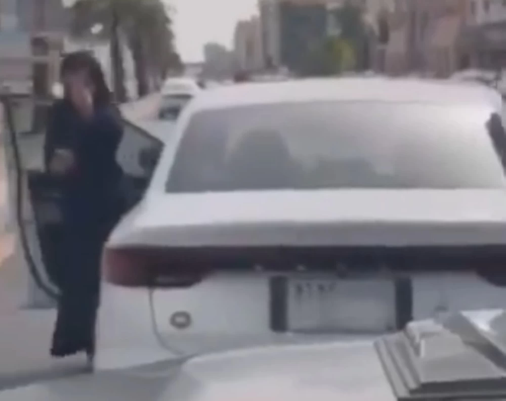 مشادة «أفضلية المرور» بين سيدة ورجل تقود جميع الأطراف إلى «النيابة» – أخبار السعودية مشادة «أفضلية المرور» بين سيدة ورجل تقود جميع الأطراف إلى «النيابة» - أخبار السعودية