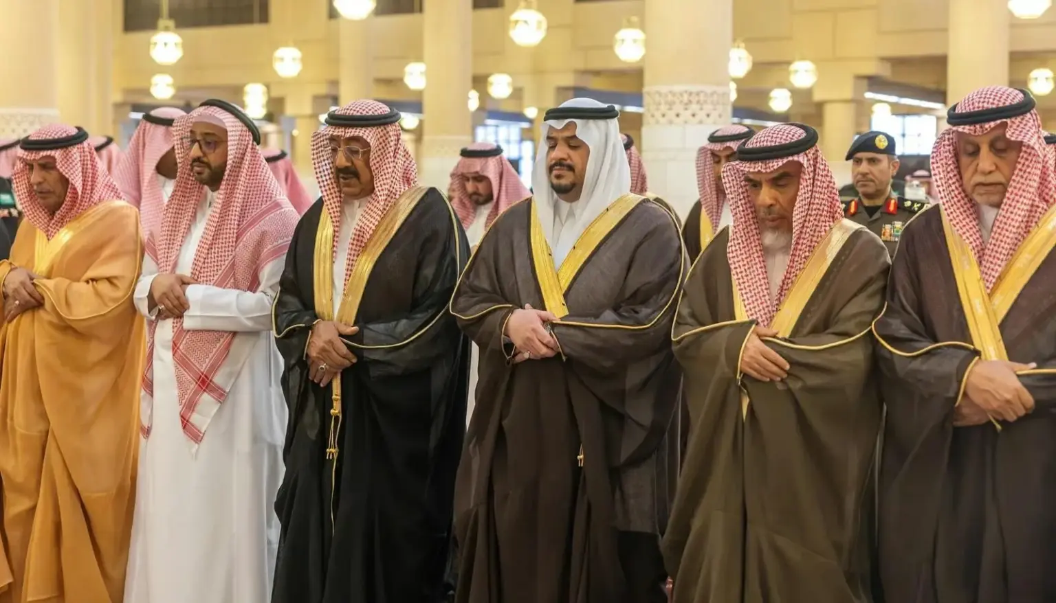 نائب أمير الرياض يؤدي صلاة الميت على سارة بنت عبد المحسن – أخبار السعودية نائب أمير الرياض يؤدي صلاة الميت على سارة بنت عبد المحسن - أخبار السعودية
