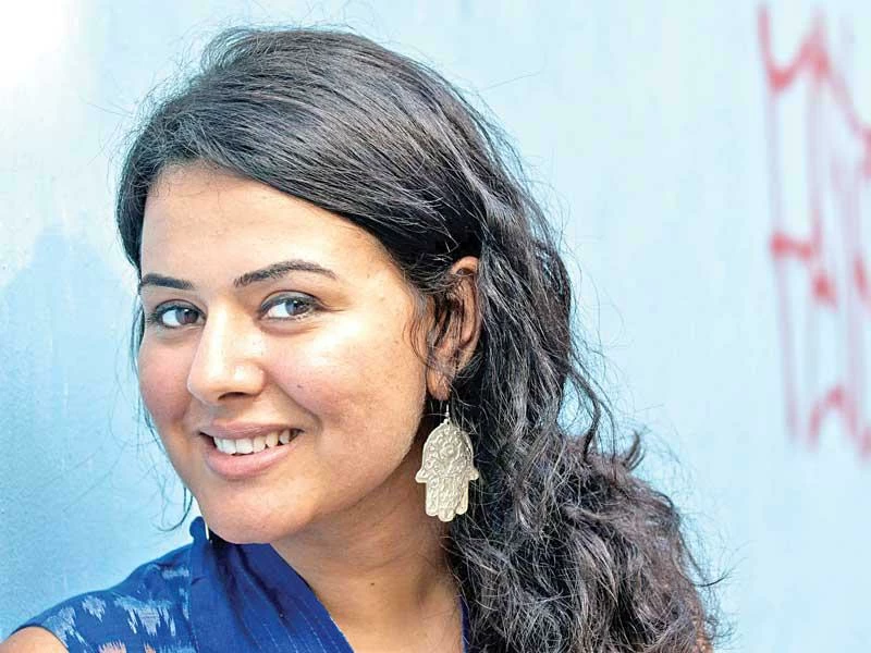 صمت «دينا» يثير التساؤلات.. رسامة شابة تتهم فنانة شهيرة باستغلالها 11 عاماً - أخبار السعودية