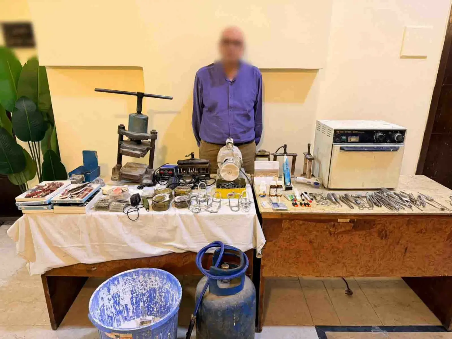 مصر: القبض على فني تركيبات أسنان انتحل صفة طبيب وأدار عيادة غير مرخصة - أخبار السعودية