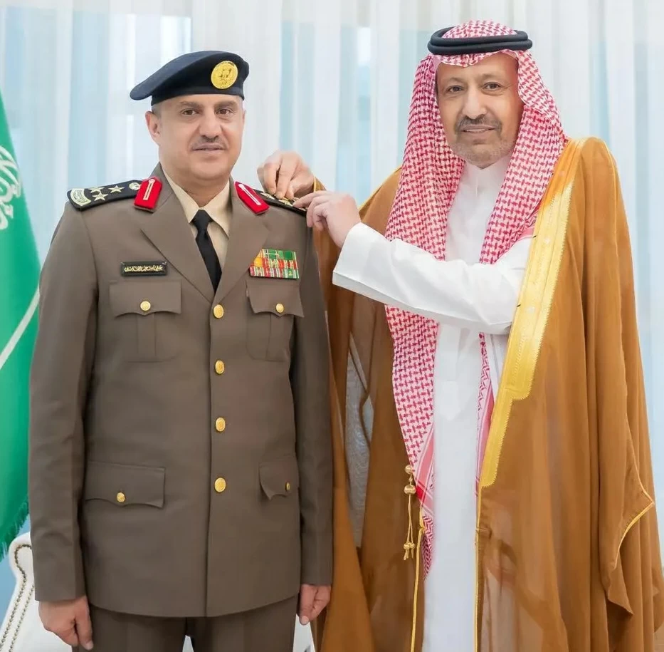أمير الباحة يقلّد مدير مرور المنطقة ومدير إدارة دوريات الأمن رتبتيهما الجديدتين - أخبار السعودية