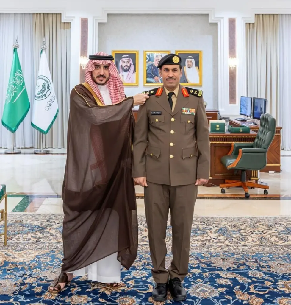 فيصل بن نواف يُقلّد نائب مدير شرطة المنطقة رتبته الجديدة - أخبار السعودية