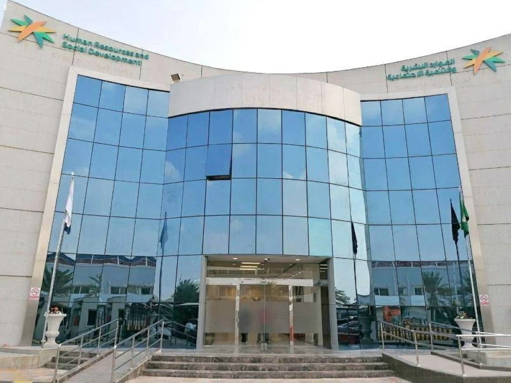 «الموارد البشرية»: تمديد مهلة تصحيح أوضاع رخص العمل حتى نهاية العام الحالي - أخبار السعودية