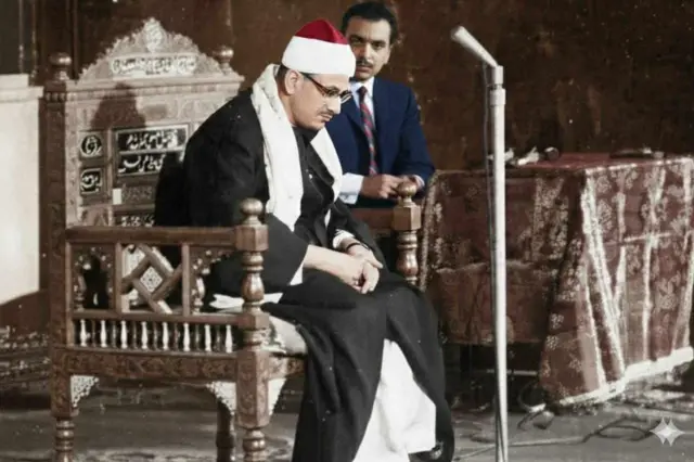 الشيخ محمد صديق المنشاوي يتلو القرآن أمام المايكرفون وخلفه المذيع أحمد فراج في أولى حلقات برنامج "نور من نور" من مسجد الإمام الحسين بالقاهرة