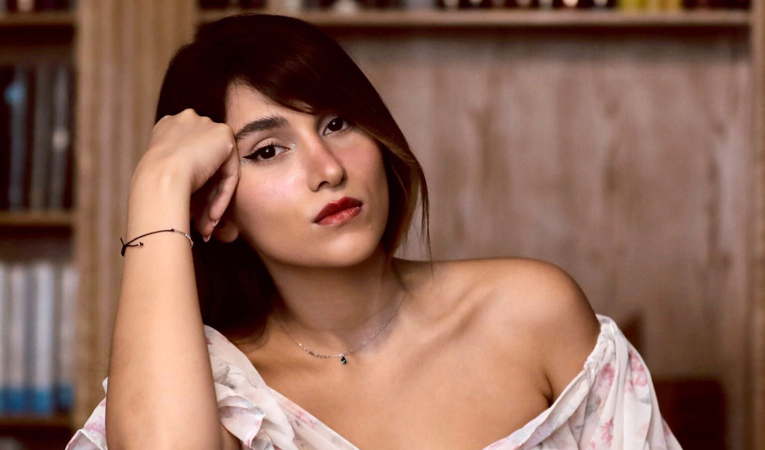 الحكم على الفنانة الإيرانية بروستو أحمدي بـ٧٤ جلدة بسبب الغناء دون حجاب وسط اعتراض حقوقيين