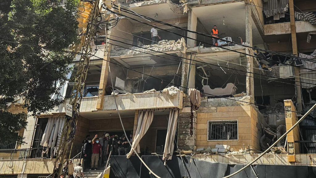 إسرائيل تواصل غاراتها وحزب الله يستهدف قواتها في جنوب لبنان إسرائيل تواصل غاراتها وحزب الله يستهدف قواتها في جنوب لبنان