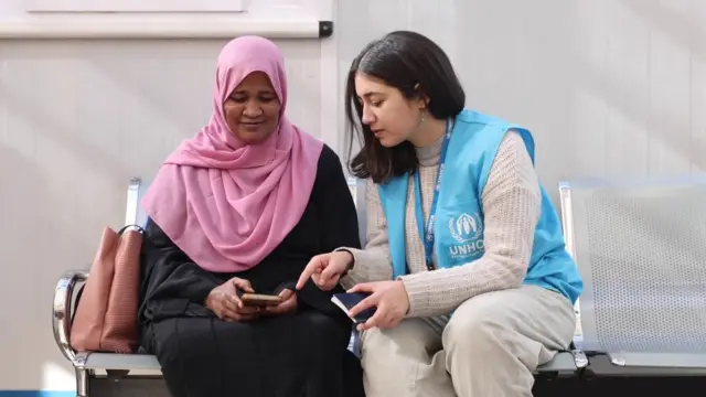 صورة لموظفة من المفوضية تشرح للاجئة سودانية إجراءات اللجوء