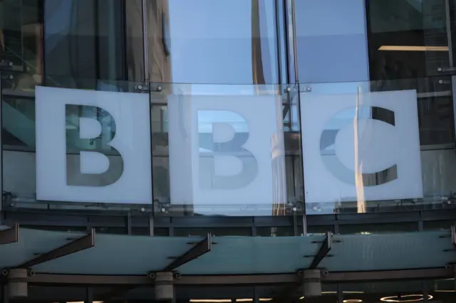 واجهة مبنى "بي بي سي" في لندن، وتظهر أحرف BBC بالإنجليزية على نافذة زجاجية