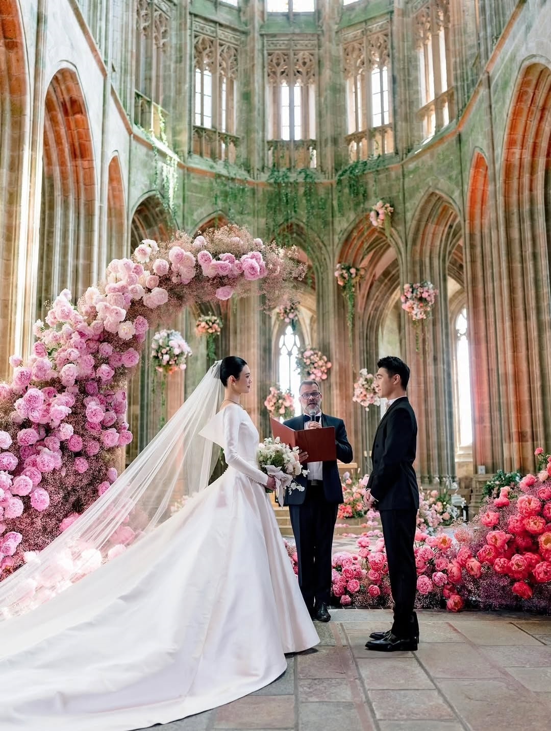 عرس أسطوري لوريث إمبراطورية الكازينوهات في الصين بقلعة فرنسية تاريخية (انستغرام)