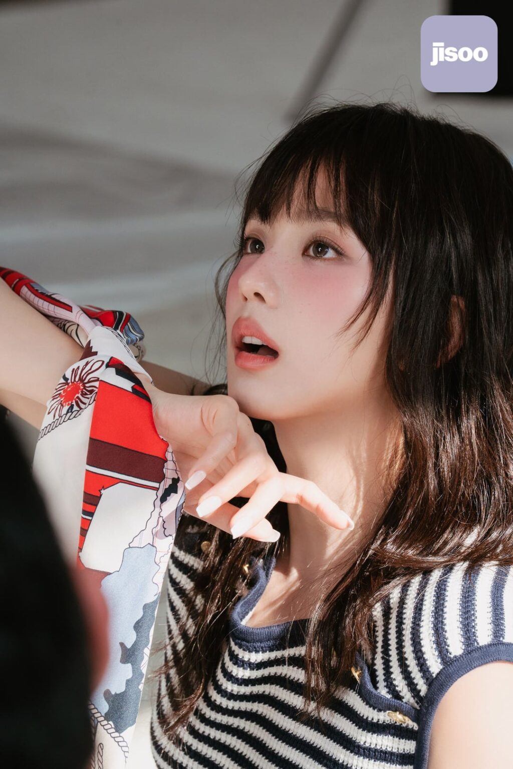 260617 تحديث عضوية تطبيق JISOO | [📸] جيسو × تومي هيلفيغر في الخلف