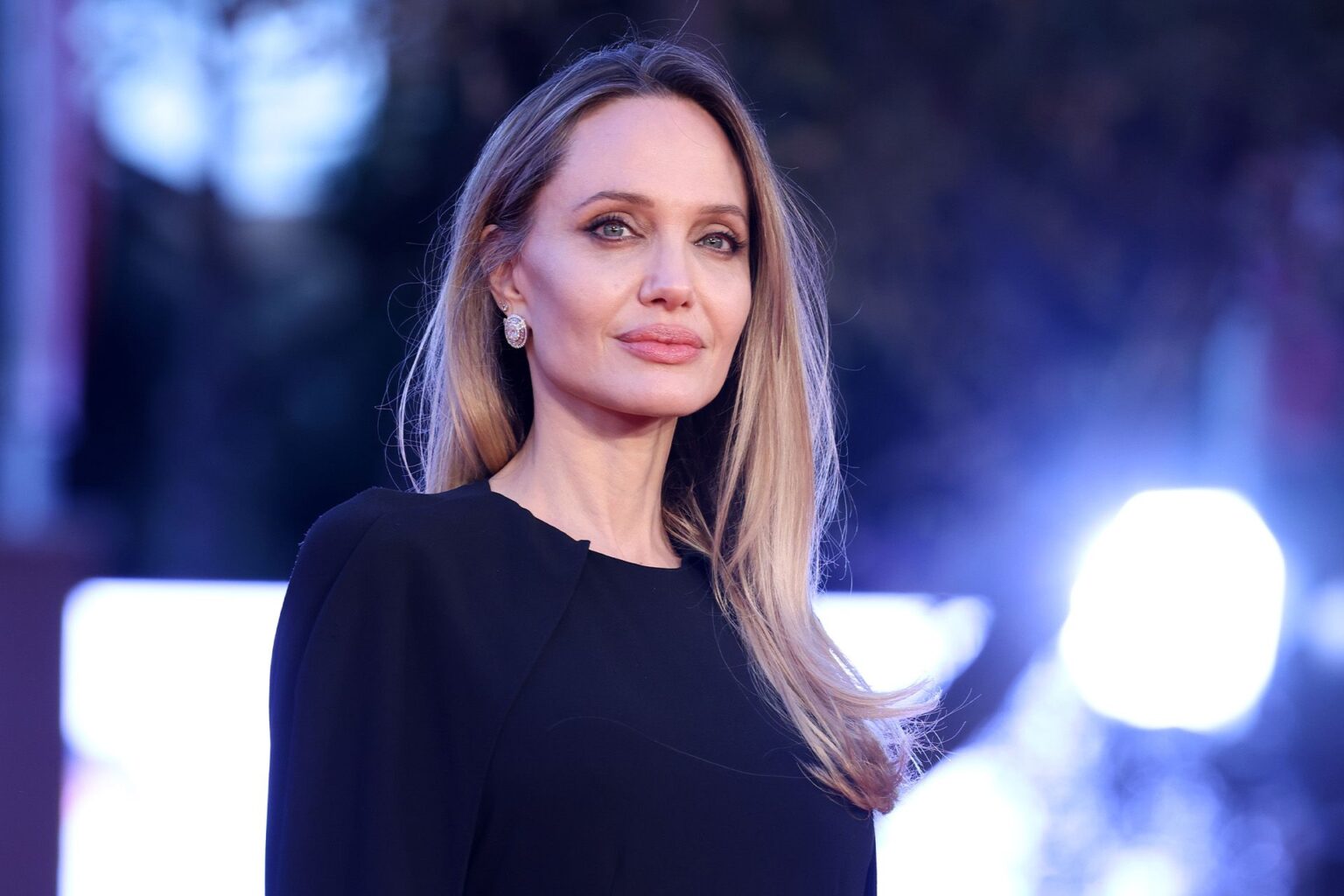 أنجلينا جولي تعود.. حين يتحول الألم الحقيقي إلى فيلم في “كوتور” | فن أنجلينا جولي تعود.. حين يتحول الألم الحقيقي إلى فيلم في "كوتور" | فن