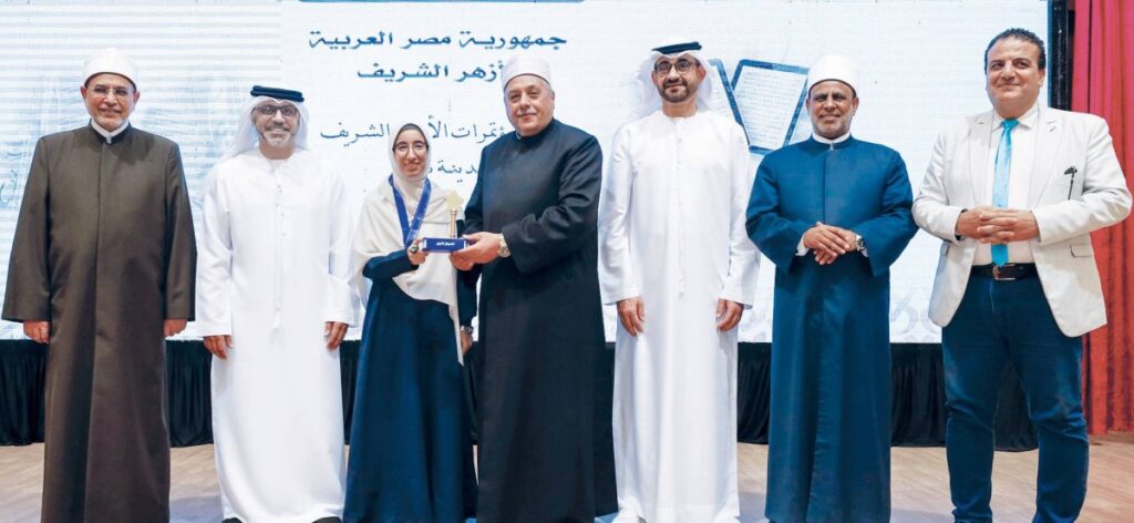 غزل تيم بطلة الدورة العاشرة من تحدي القراءة العربي في فلسطين خلال تتويج بطلة تحدي القراءة على مستوى الأزهر الشريف في مصر
