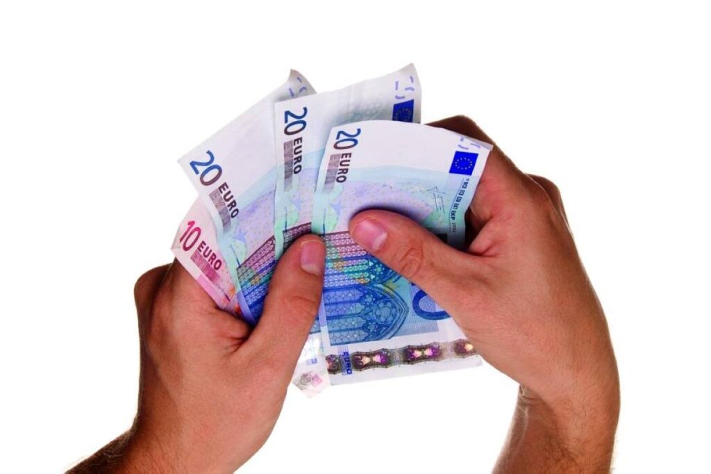 أصحاب الأعمال الأوروبيون يؤثرون خفض رواتبهم على الاستدانة Al Bayan