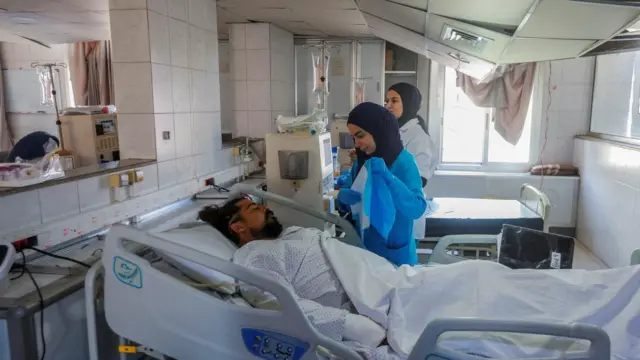 يقوم مسعفون بمعالجة مريض في جناح بمستشفى جبل عامل في مدينة صور، جنوب لبنان، عقب غارات جوية إسرائيلية على مبانٍ مجاورة (2 يونيو/حزيران عام  2026).
