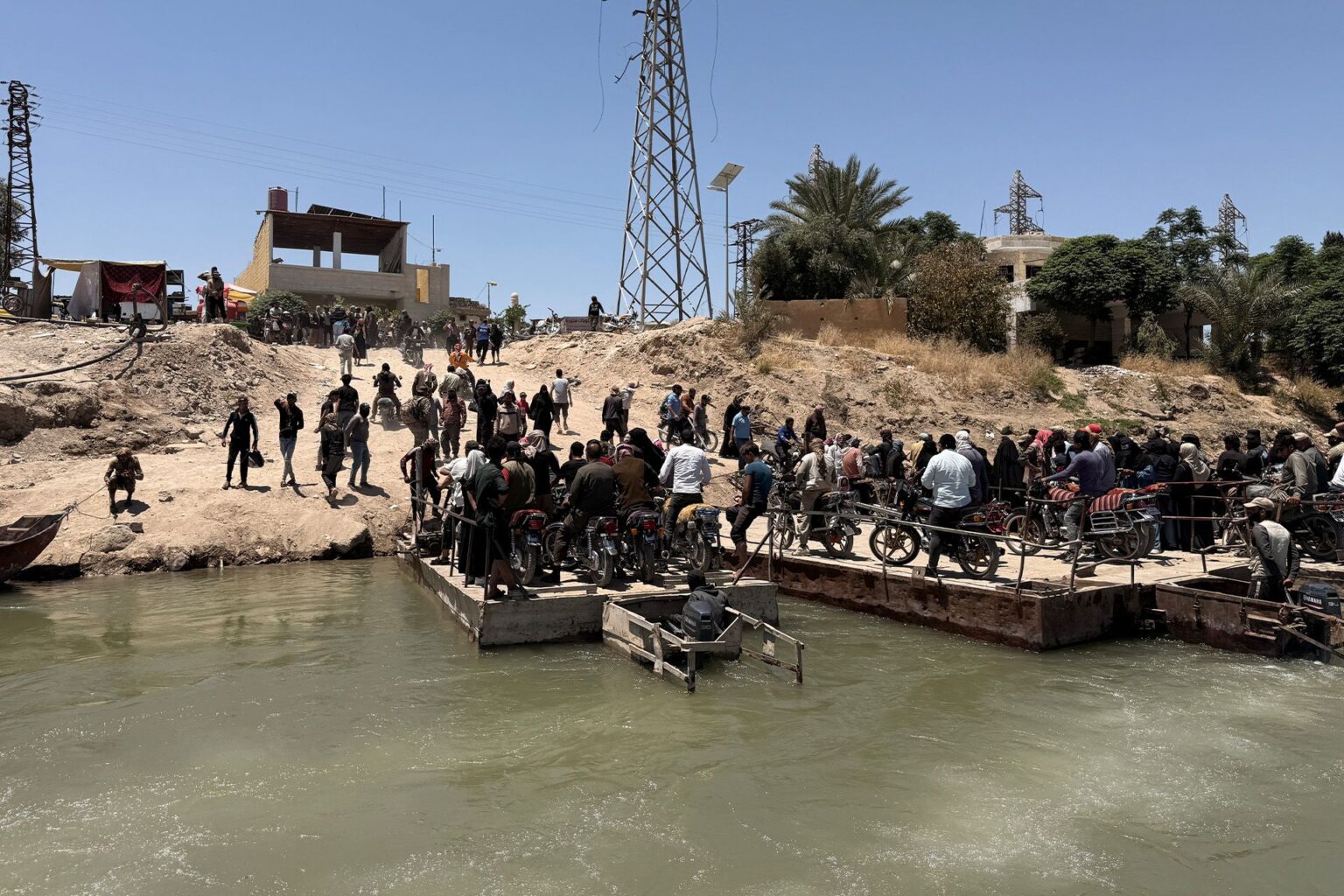 لا جسور في دير الزور.. العبّارات النهرية ترهق السكان بين ضفتي الفرات | أخبار لا جسور في دير الزور.. العبّارات النهرية ترهق السكان بين ضفتي الفرات | أخبار