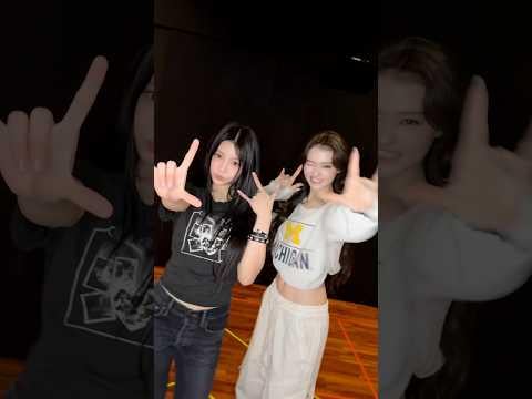 MEOVV Ella & ILLIT Wonhee - DDI RO RI (فيديو موسيقي رسمي)