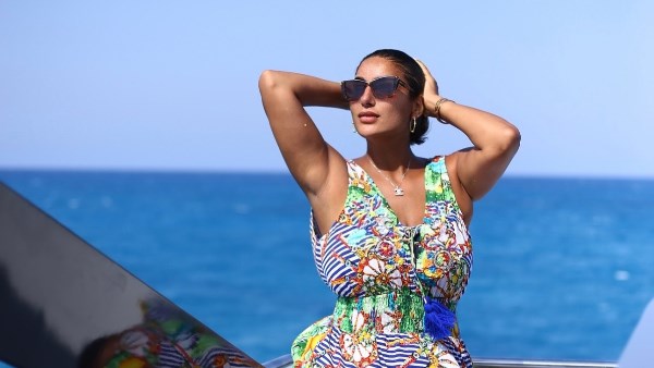 فستان أنيق.. جوري بكر تستعرض جمالها